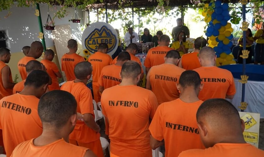 O batismo reuniu evangelistas e familiares dos presos batizados. (Foto: NUCOM - ASuMa).