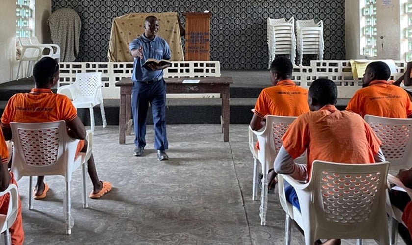 Estudo bíblico na prisão. (Foto: Reprodução/Samaritan’s Purse)