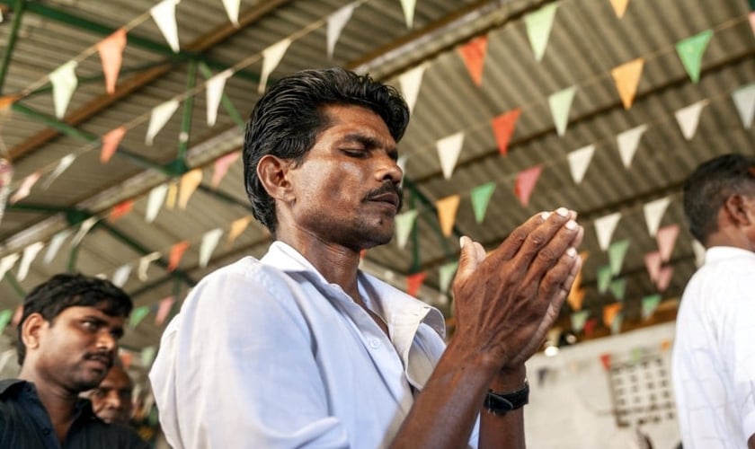 Karun foi convidado por um amigo para participar de um culto de jovens. (Foto ilustrativa: IMB)