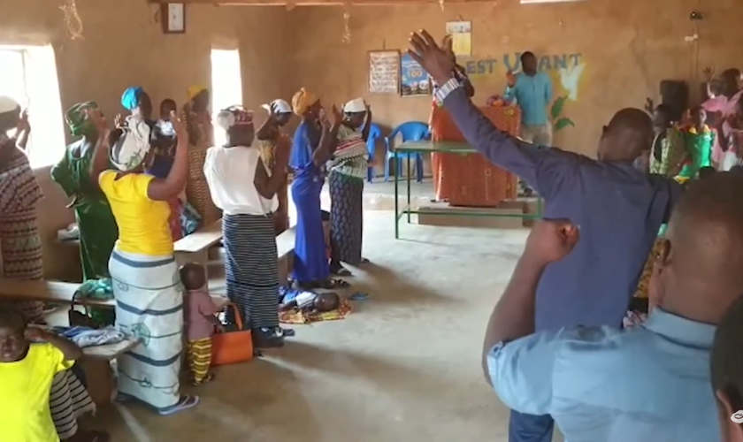 Igreja em Burkina Faso. (Foto: Imagem ilustrativa/Reprodução/YouTube/Open Doors South Africa).