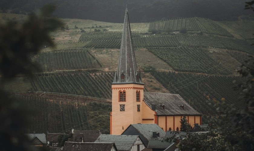 Igreja em uma região rural da Alemanha. (Foto ilustrativa: Unsplash/Dylan Leagh)