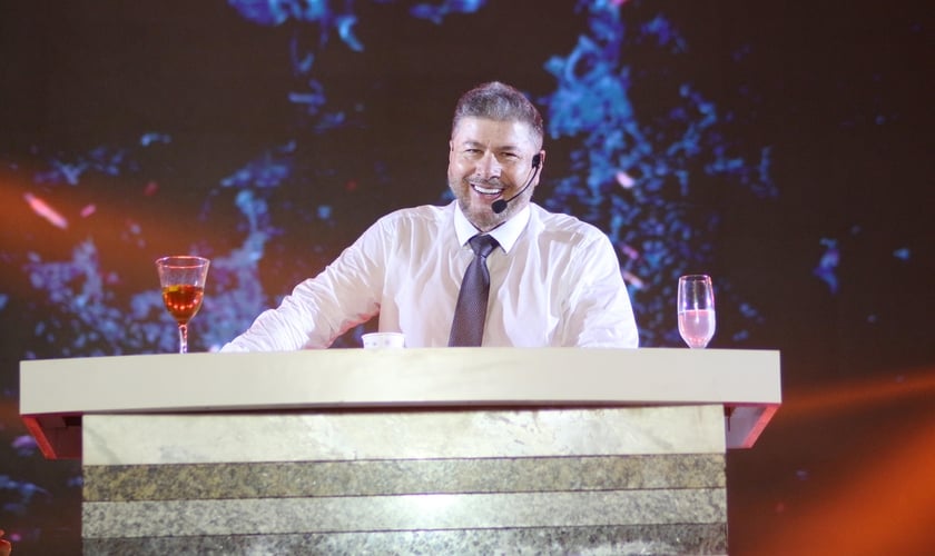 Joel Engel durante ministração na Escola Profética 2024. (Foto: Ministério Engel)