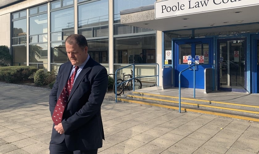 Adam Smith-Connor ora em frente ao Tribunal de Poole. (Foto: ADF International)