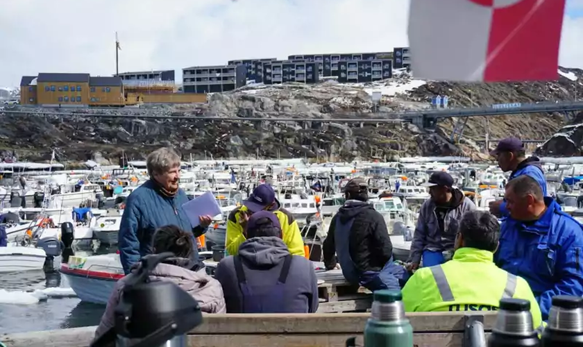 Um dos capelães conversando com os marítimos no porto de Ilulissat, Groenlândia. (Foto: Sømandsmissionen).