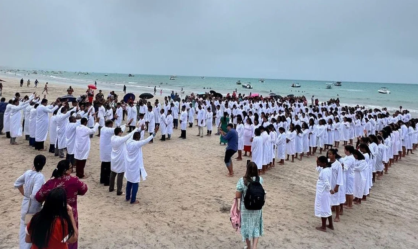 Mais de 400 novos convertidos foram batizados. (Foto: Instagram/Assembleia de Deus Maragogi).