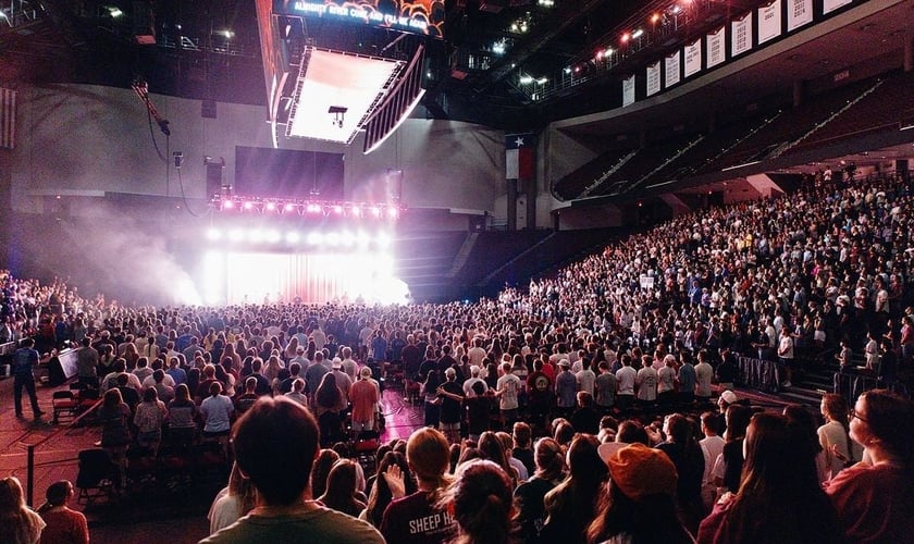 Estudantes lotam a Reed Arena para um culto. (Foto: Instagram/Unite Us)