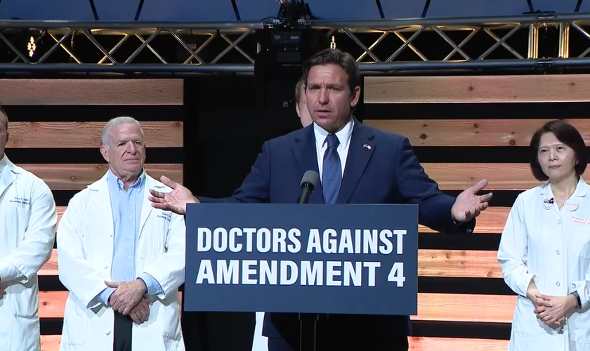 O governador Ron DeSantis, em discurso contra o aborto no evento "Médicos Contra a Emenda 4" (Captura de tela/Fox News)