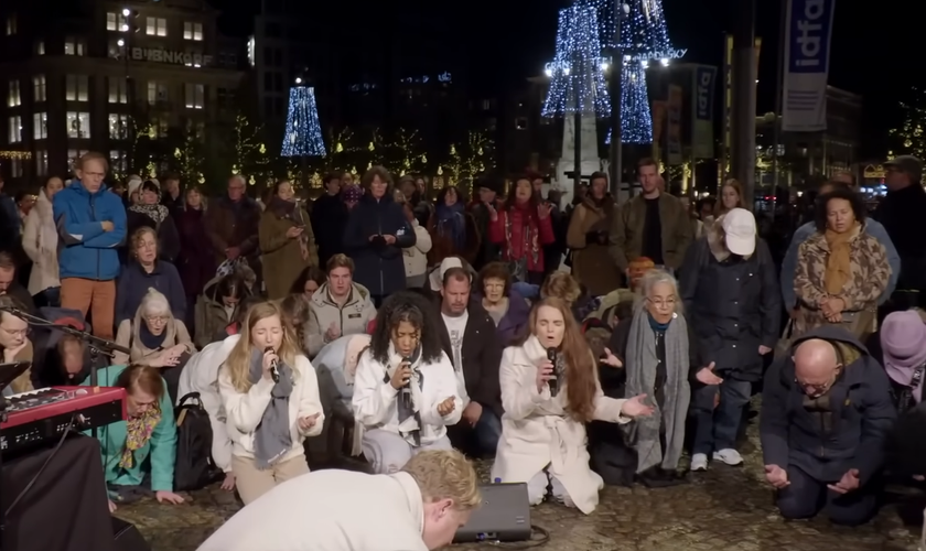 O grupo orou por paz em Amsterdã. (Foto: Reprodução/YouTube/Presence Revival).