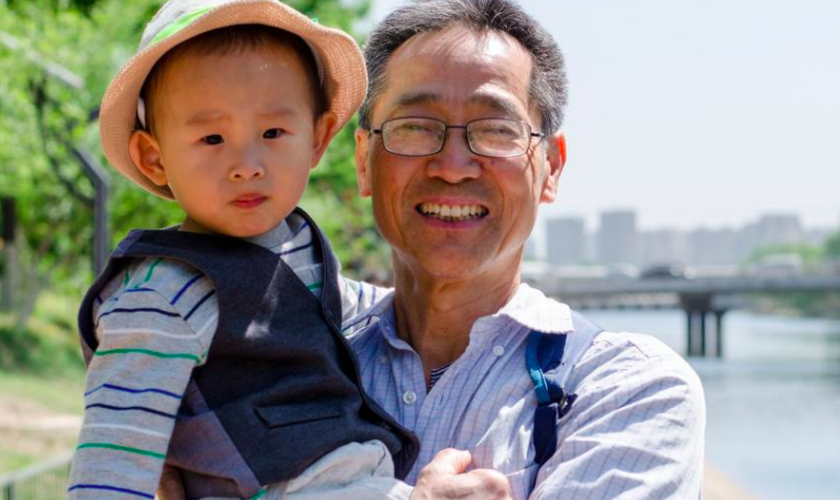 Os pais estão discipulando seus filhos em casa enquanto oram pelo país. (Foto: Reprodução/China Partner)