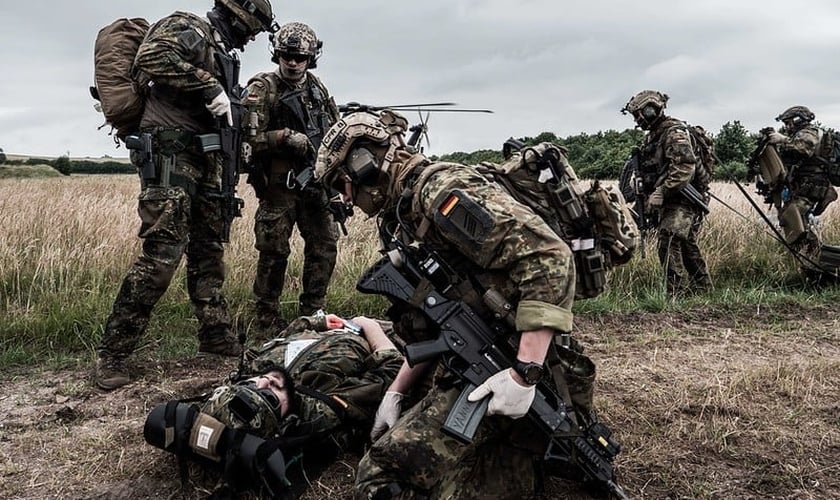 Tropas alemãs de uma unidade de operações especiais se preparam para evacuar uma vítima simulada durante a Visão Unificada 18. (Foto: OTAN)