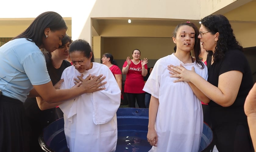 O grupo de mulheres da Igreja Comunidade Evangélica Restaurar batizou 105 presas. (Foto: Secretaria da Administração Penitenciária).