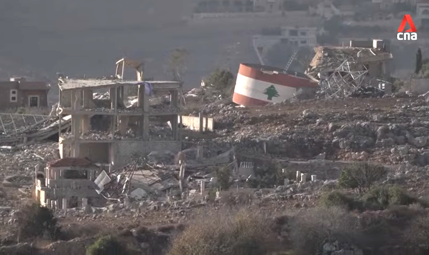 Imagens de destruição durante conflitos na fronteira com o Líbano. (Captura de tela/YouTube/CNA)