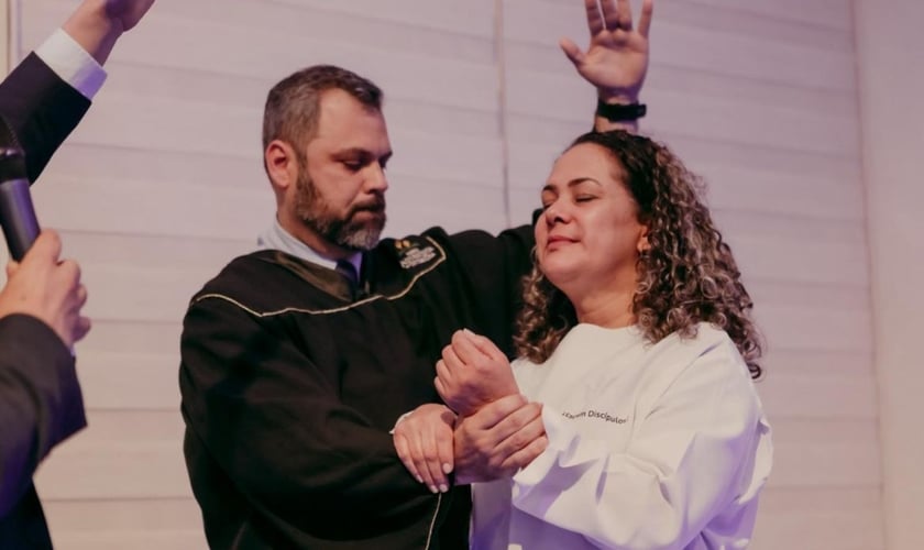 O batismo de Cristiane. (Foto: Reprodução/Notícias Adventistas/Paulo Ribeiro)