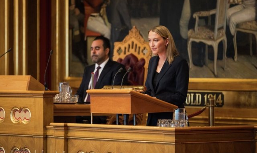 A deputada Sandra Bruflot, do Partido Conservador, liderou o debate e a votação sobre a liberalização da lei de aborto na Noruega; o presidente do Parlamento, Masud Gharahkhani. (Foto: Stortinget/Peter Mydske).