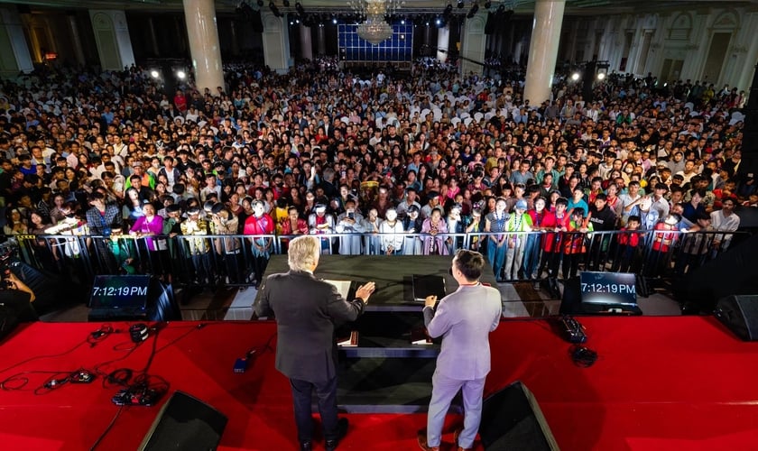 Franklin Graham pregou o Evangelho na capital Vientiane. (Foto: Facebook/Franklin Graham).  