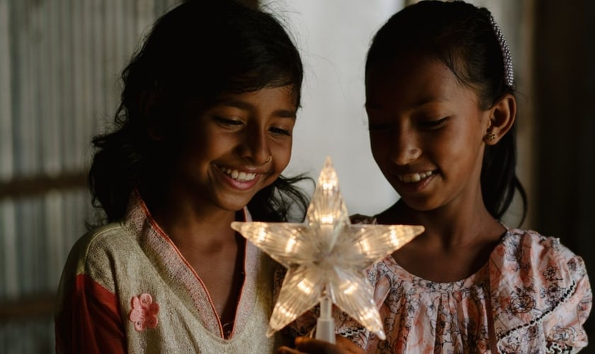 Crianças no Natal. (Foto: Reprodução/Portas Abertas)