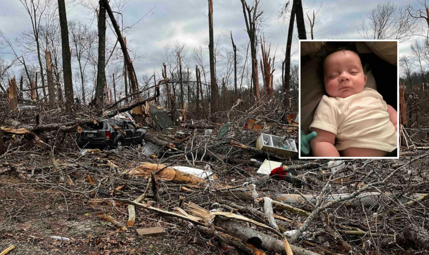 Local onde tornado passou ficou destruído; no destaque, o bebê Lord. (Foto: Arquivo pessoal)