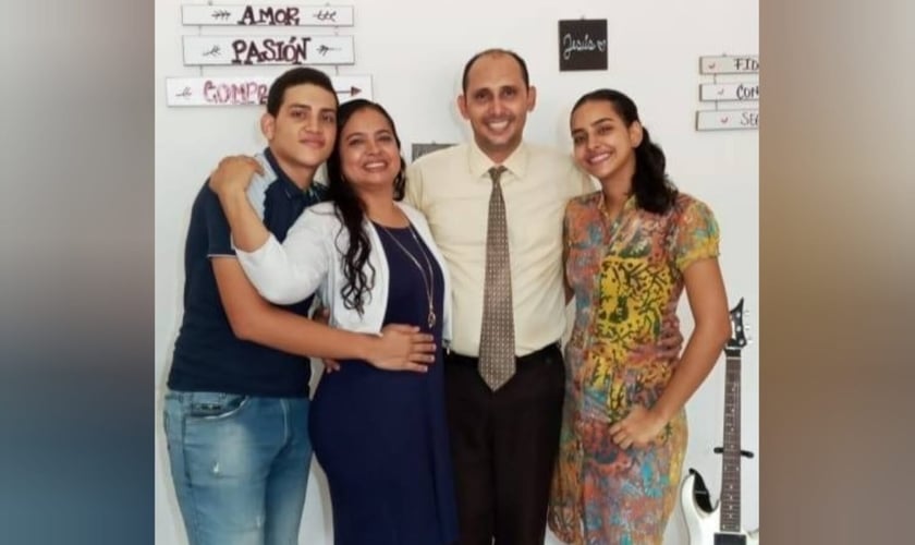 O pastor Marlon Lora e a família. (Foto: CSW).