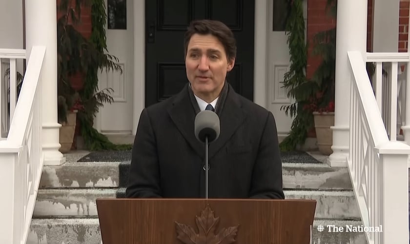 O primeiro-ministro canadense Justin Trudeau anunciou sua renúncia na segunda-feira, 6 de janeiro de 2025. (Captura de tela/YouTube/CBC News)