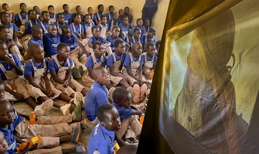 As crianças assistindo o filme sobre Jesus. (Foto: Guiame)