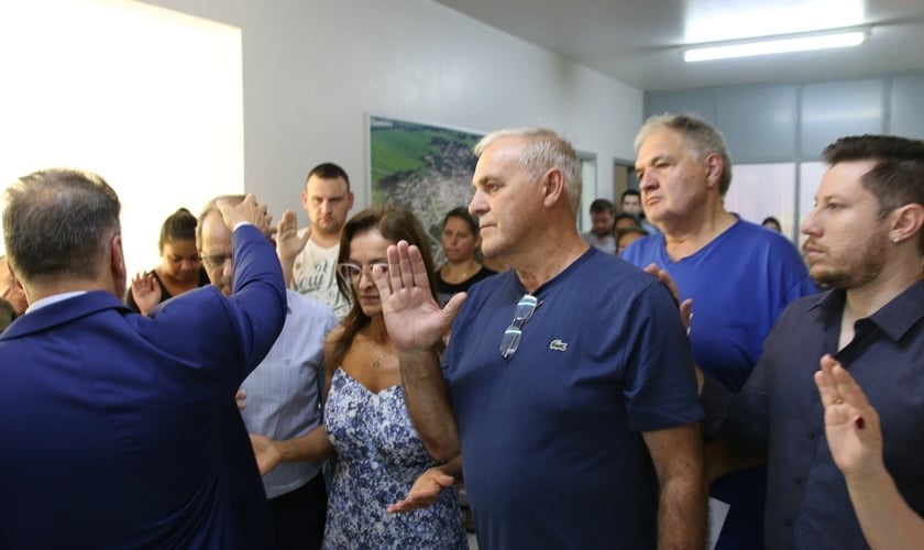 O pastor Joel Engel abençoou a posse de Lourenço Moro como prefeito de Faxinal do Soturno. (Foto: Ministério Engel)