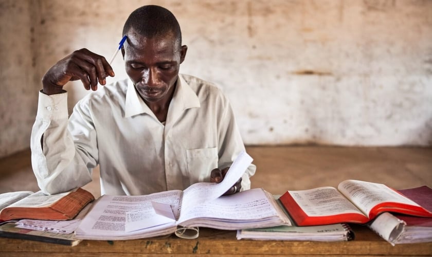 Atualmente, milhões de pessoas ao redor do mundo possuem as Escrituras em suas línguas nativas. (Foto: Wycliffe Associates)