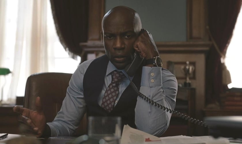 David Gyasi, interpretando Austin Dennison em A Diplomata, da Netflix. (Foto: Divulgação)