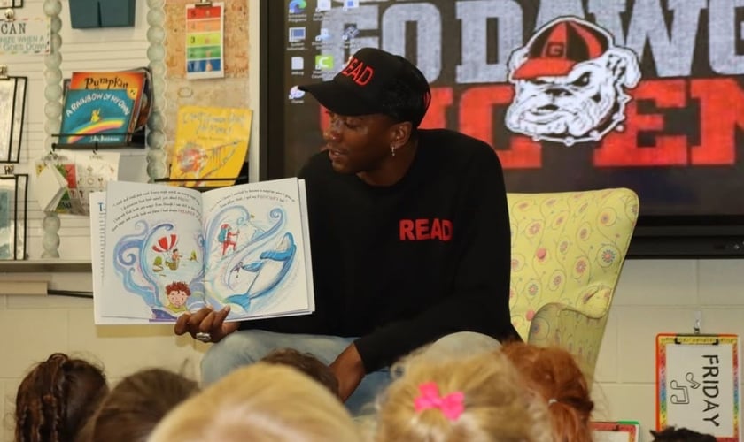 Malcolm Mitchell lendo para crianças. (Foto: Reprodução/Instagram/Share the Magic Foundation)