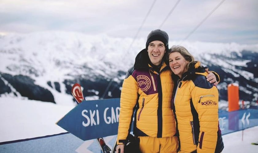 Lara e Will Sussman se dedicam a uma estação e esqui onde compartilha a fé em Jesus. (Foto: Premier)