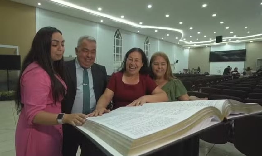 39 membros escreveram o manuscrito da Bíblia. (Foto: Reprodução/TV Anhanguera).