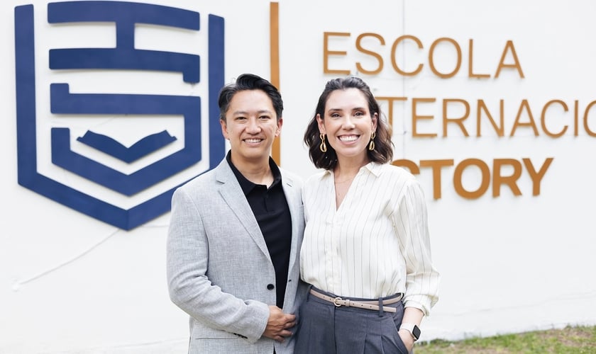 Lucas Hayashi, presidente da Victory School, ao lado da esposa Jackeline. (Foto: Divulgação)