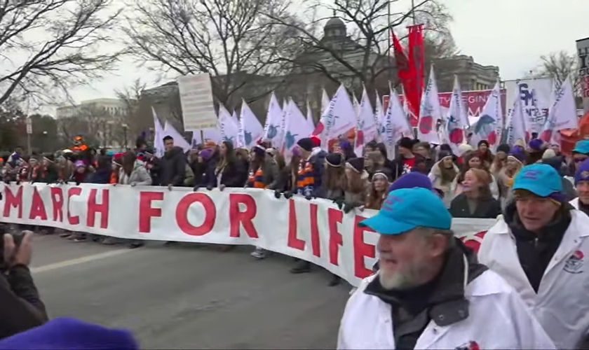 Marcha pela Vida leva milhares às ruas, em Washington. (Captura de tela/YouTube/LiveNOW FOX)