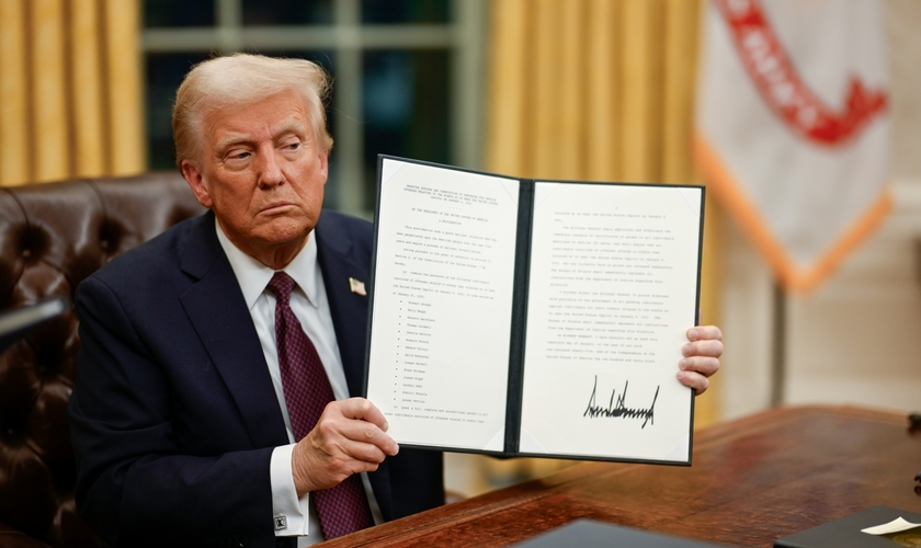 Trump exibe assinatura em ordem executiva. (Foto: White House)