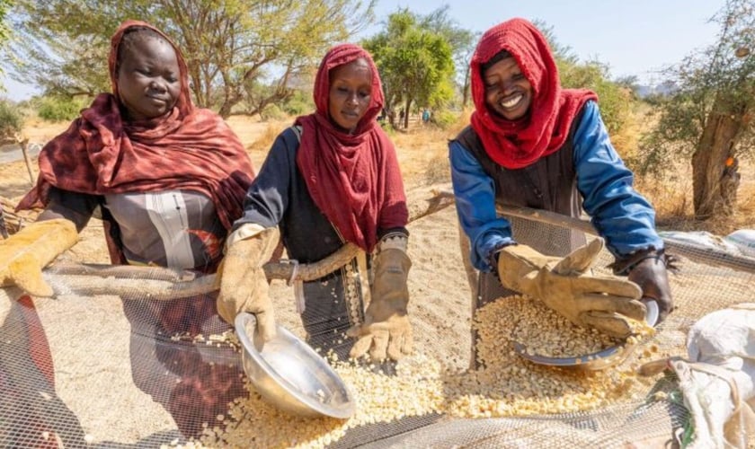 As mulheres ajudam a separar e distribuir os alimentos. (Foto: Reprodução/Samaritan's Purse)