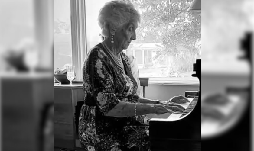 Lucy Pat Curl tocando seu piano. (Foto: Arquivo pessoal)