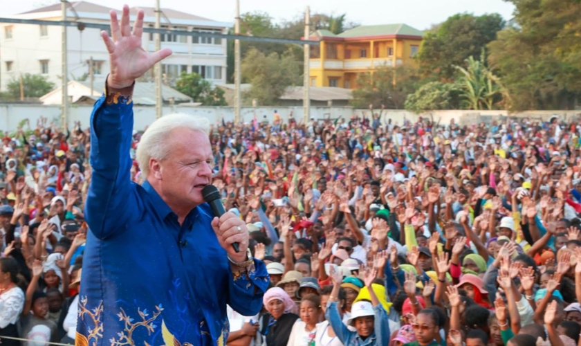 Peter Youngren ministrando em um evento evangelístico. (Foto: Reprodução/Facebook/Peter Youngren)