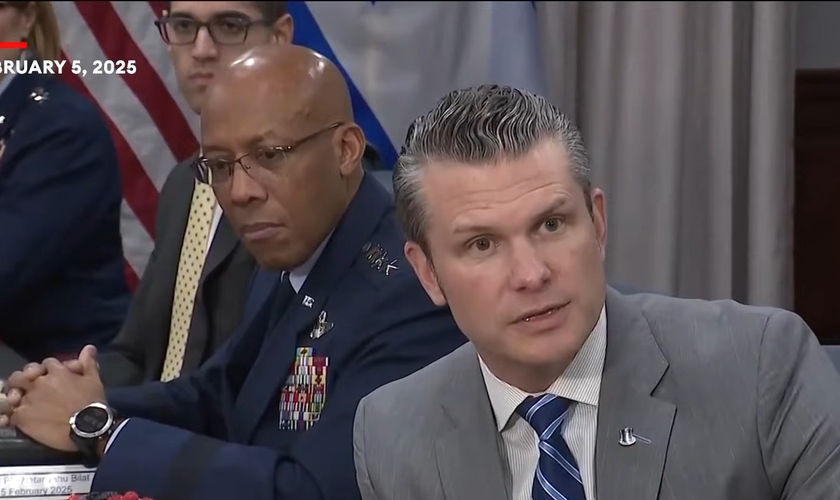 Pete Hegseth se reúne com Benjamin Netanyahu após Trump sugerir que os EUA tomem conta de Gaza. (Captura de tela/YouTube/Forbes)