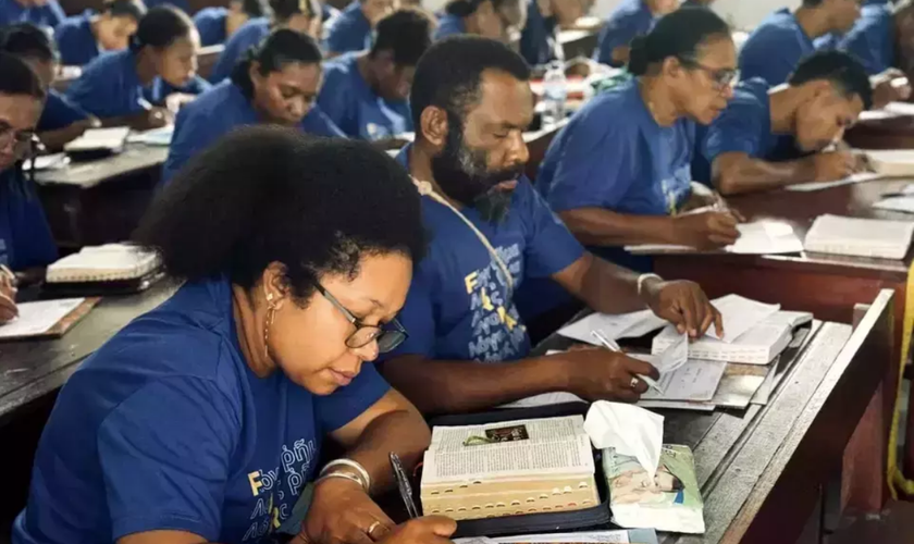 Cristãos em Papua escrevem a Bíblia toda à mão. (Foto: Arquivo B1)