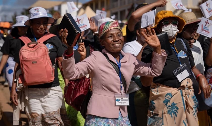 Muitos estão recebendo a Bíblia em sua língua materna. (Foto: Reprodução/Instagram/Wycliffe Bible Translators)