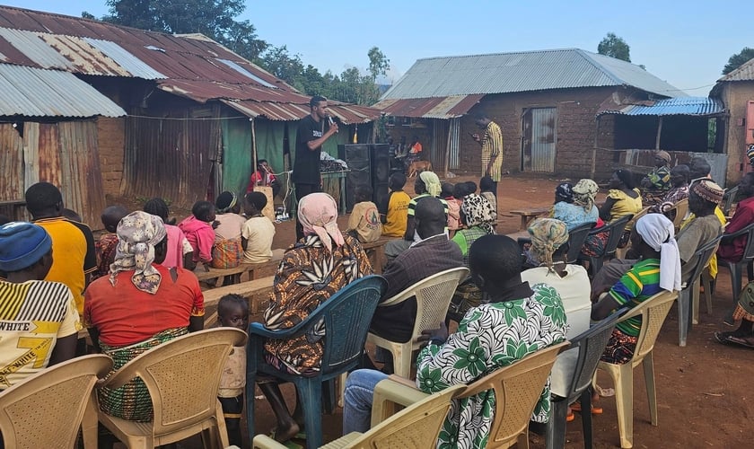 Musa B. Musa evangelizando em tribo Fulani. (Foto: Facebook/Evang Musa BM)