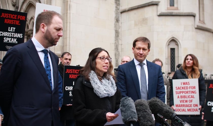 A professora Kristie Higgs em frente ao tribunal. (Foto: Christian Concern)