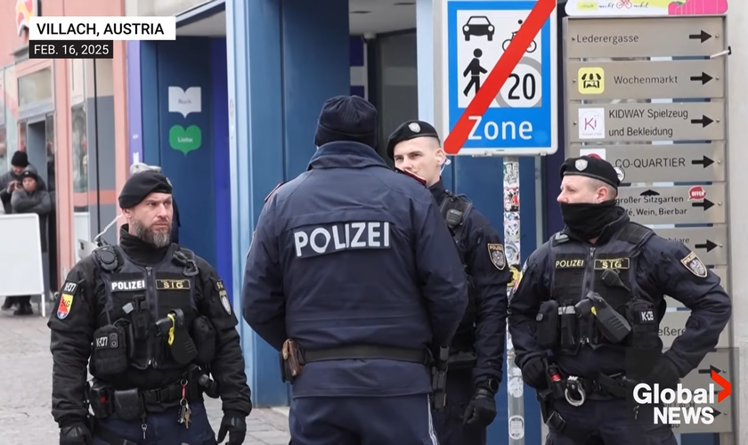 Policiais preservam a cena do crime, na cidade austríaca de Villach. (Captura de tela/YouTube/Global News)