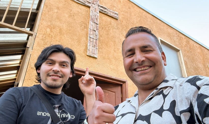 Nathaniel (à esquerda) com seu pastor local. (Foto: Reprodução/IMB)