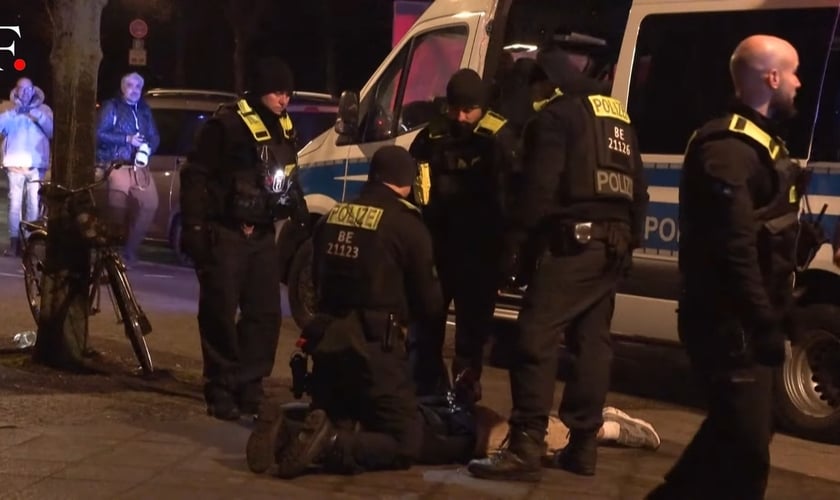 Homem sírio é preso após esfaqueir turista no Memorial do Holocausto de Berlim. (Captura de tela/YouTube/Firstpost)