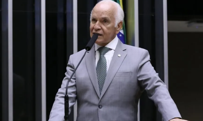 Gilberto Nascimento na tribuna da Câmara Federal. (Foto: Kayo Magalhães/Câmara dos Deputados)