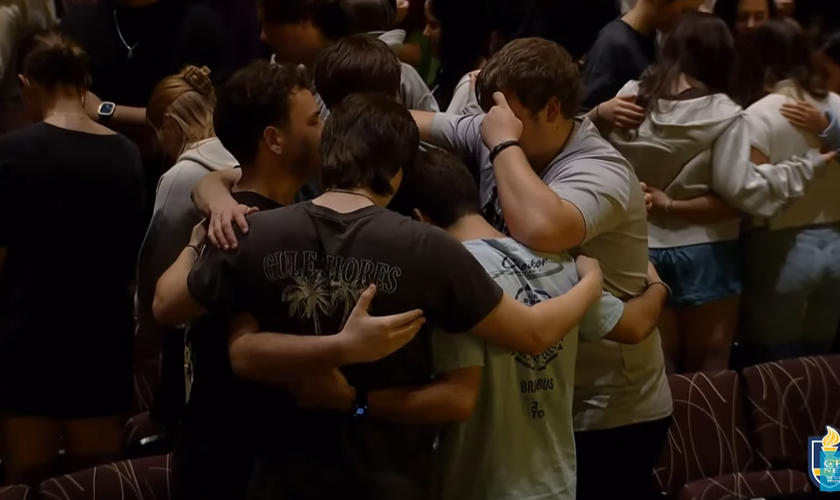 Estudantes orando no evento. (Foto: Reprodução/YouTube/CBN News)