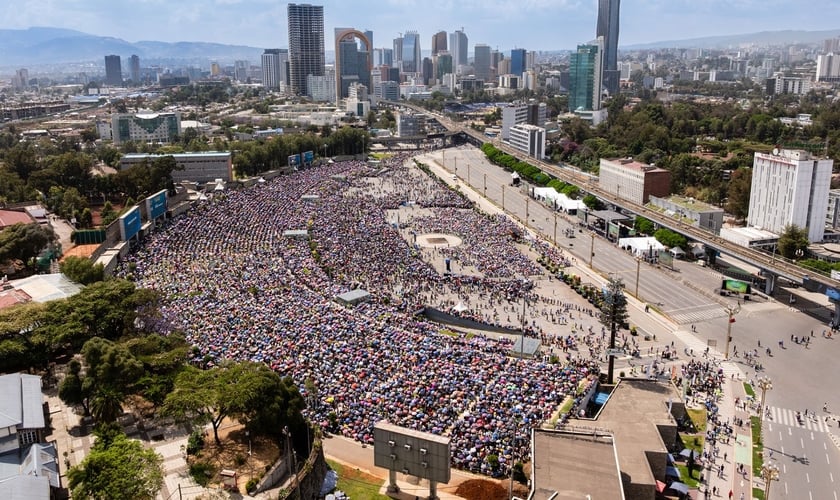 No domingo, só havia lugar em pé na Praça Meskel, com mais pessoas chegando de ambos os lados, mesmo depois do início do segundo dia do Encontro com Deus. (Foto: Associação Billy Graham)