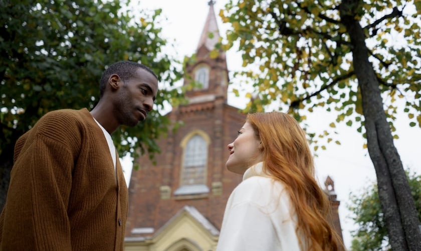 As grandes cidades têm alta concentração de imigrantes originários de culturas onde é comum expressar abertamente a fé. (Foto: Pexels/cottonbro studio)