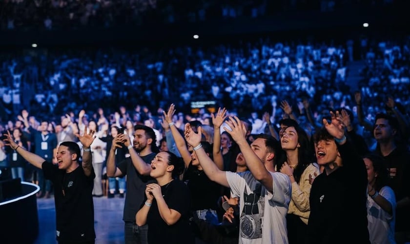 Cristãos durante o evento. (Foto: Reprodução/Instagram/Gather25)