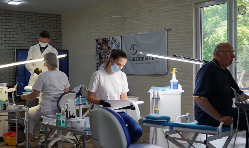 Dentistas estão levando esperança para vítimas da guerra na Ucrânia. (Foto: Reprodução/Samaritan's Purse)